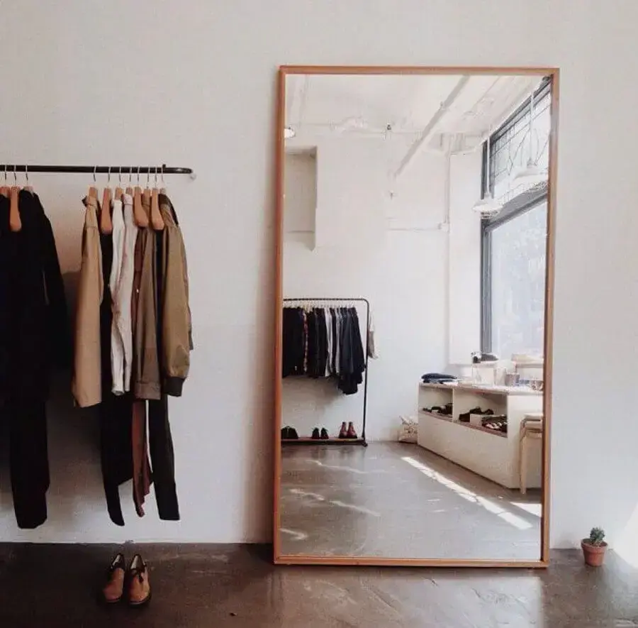 closet simples decorado com espelho de chão com moldura de madeira Foto We Heart It