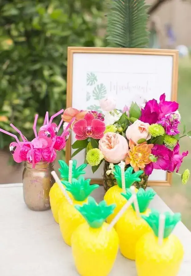 copos em formato de abacaxi para decoração de festa flamingo e abacaxi Foto Pinterest