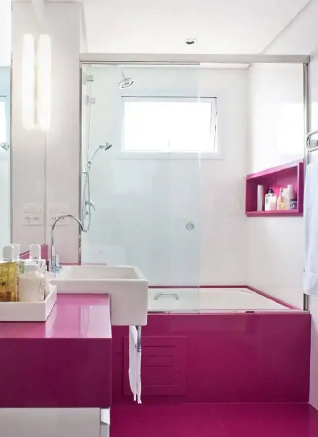 cor magenta e branca para decoração de banheiro pequeno planejado com banheira Foto Pinterest