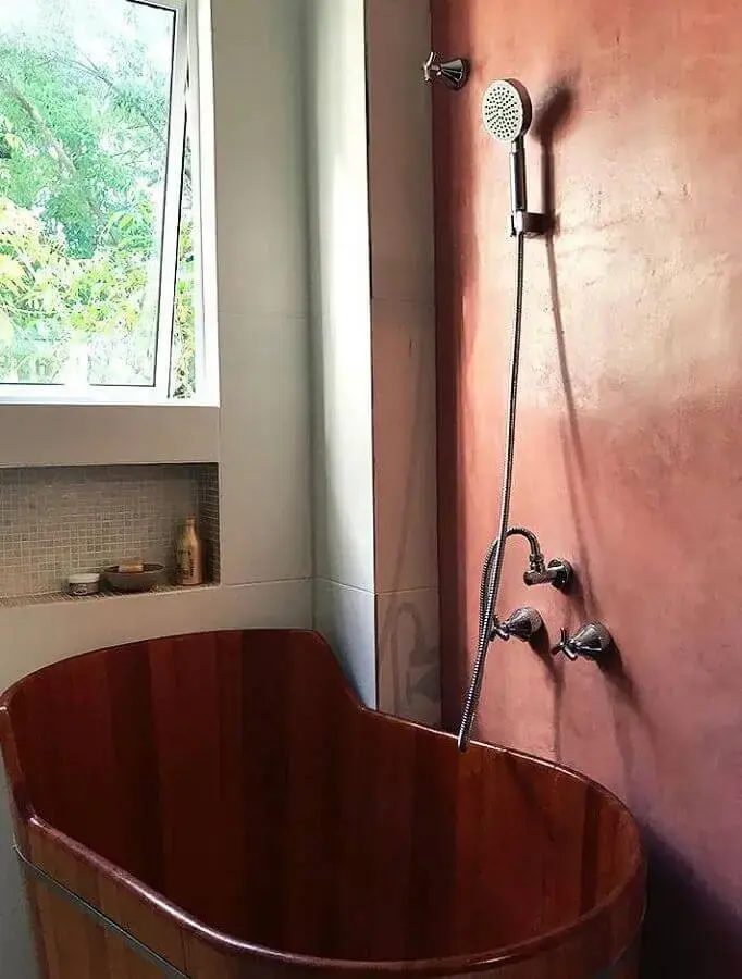 cor terracota para banheiro com banheira de madeira Foto Anônimos Arquitetos