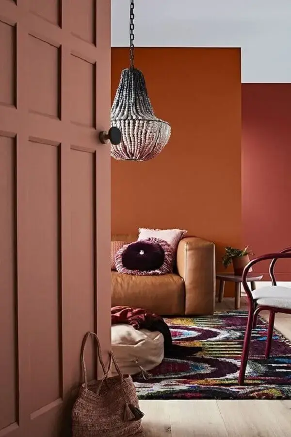 cor terracota para sala com sofá de couro Foto Pinterest