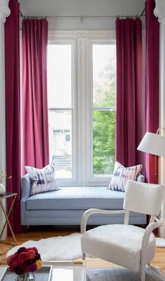 cortina na cor magenta para decoração de sala clássica com cadeira branca Foto Home Decor Ideas