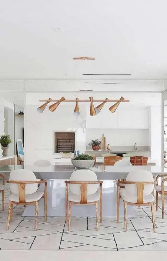 cozinha gourmet branca decorada com pendente de cobre Foto Decoração de Casa