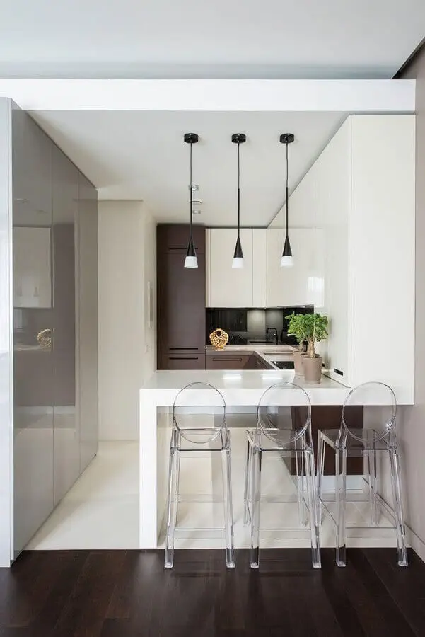 cozinha planejada moderna decorada com banquetas modernas de acrílico transparente Foto Archidea