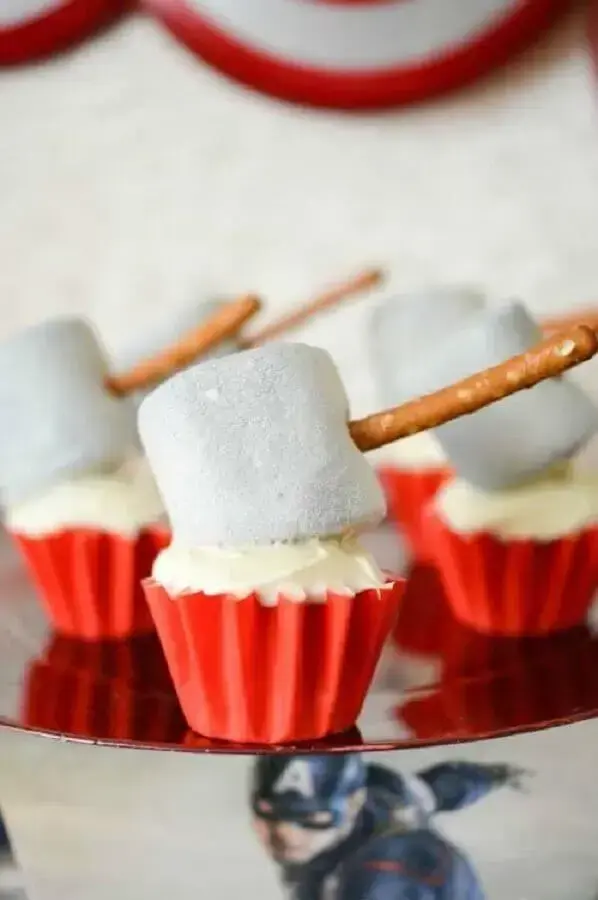 cupcake com martelinho de açúcar para festa dos vingadores Foto Mamãe & Cia