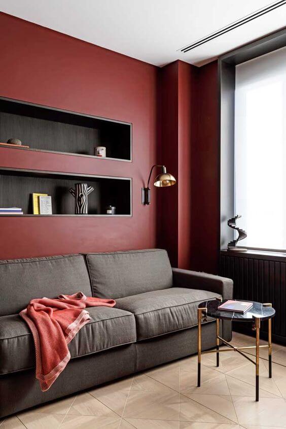 Decoração de sala vermelha com sofá cinza