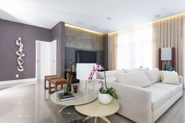 Sala de estar moderna com rodapé branco