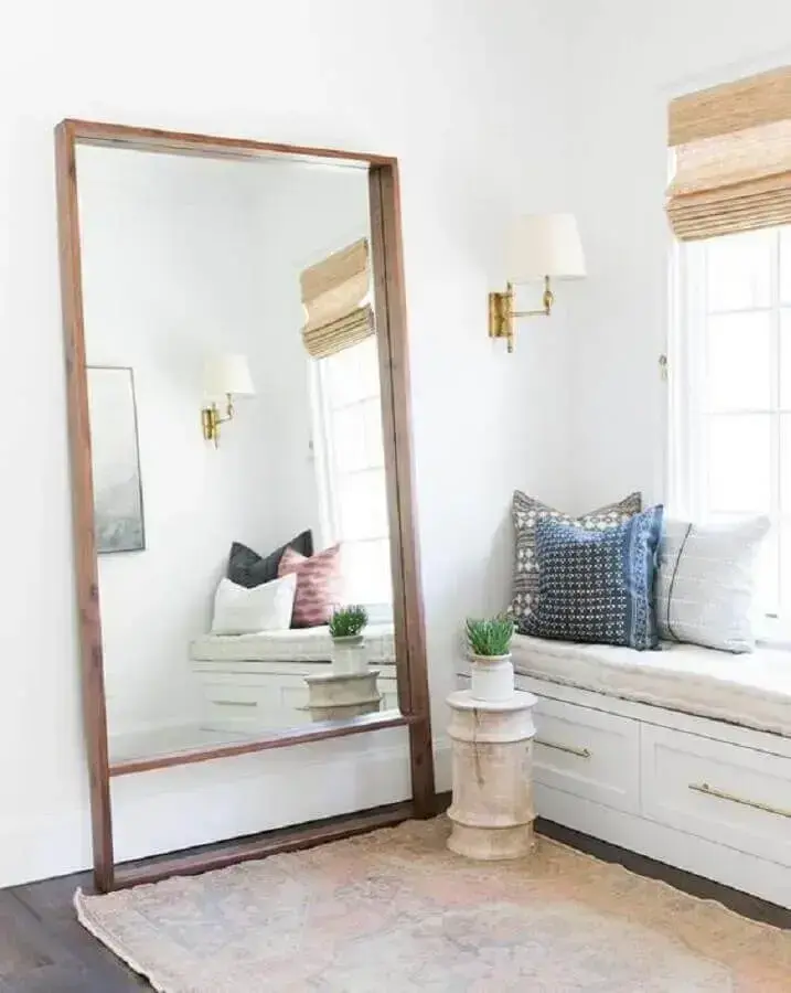 decoração clean com espelho de chão com suporte de madeira Foto McGee & Co.