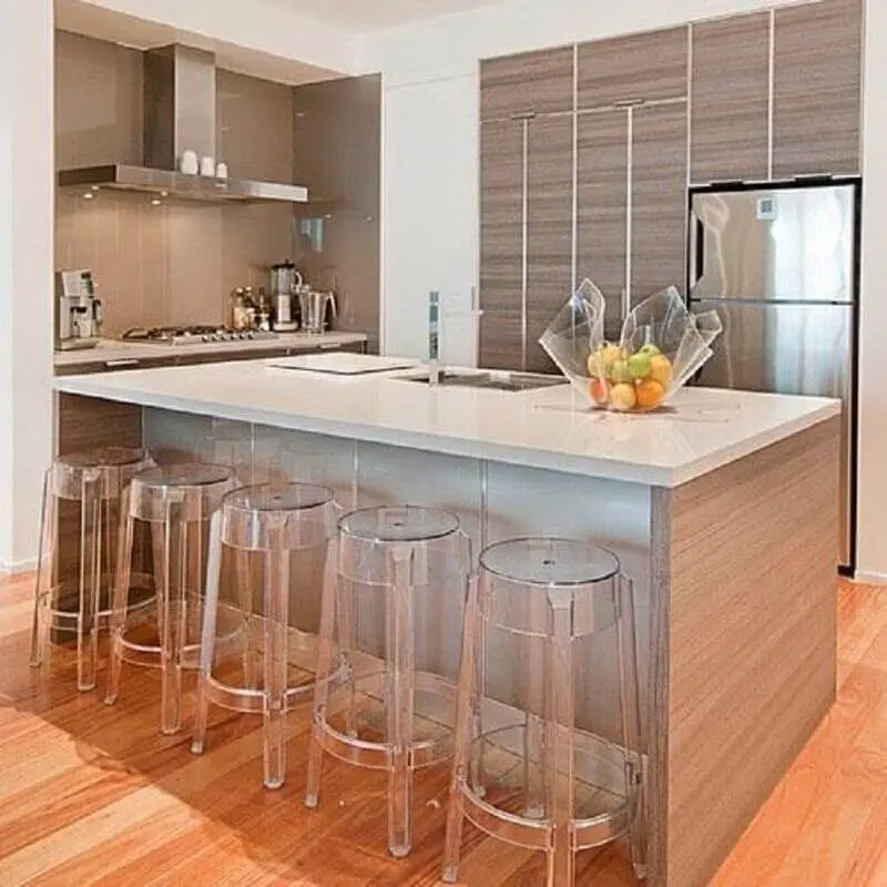 decoração clean para cozinha com banquetas modernas de acrílico transparente Foto Dicas Decor