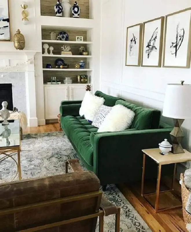 decoração clássica para sala decorada com sofá verde de veludo Foto Article