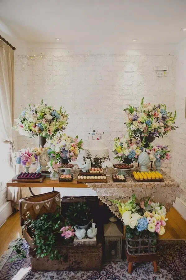 decoração com arranjo de flores coloridas para aniversário de casamento simples Foto Home Decoo