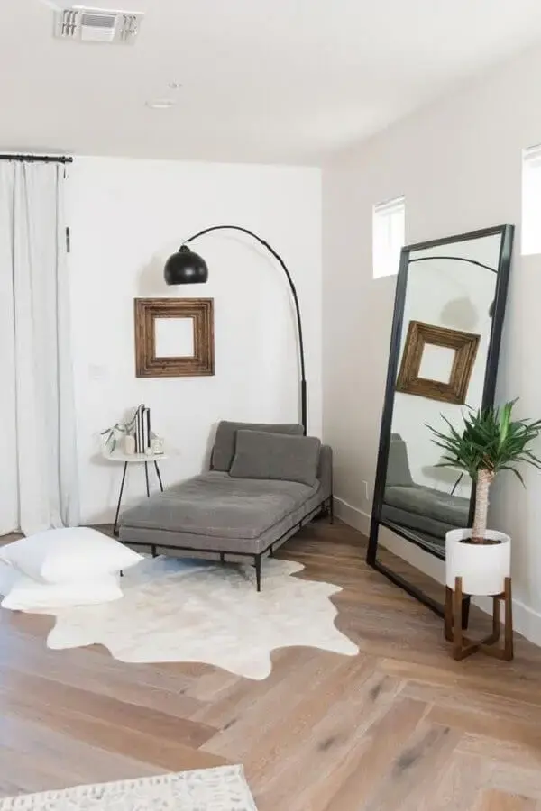 decoração com chaise cinza e tapete de couro branco Foto InteriorDesignsHome