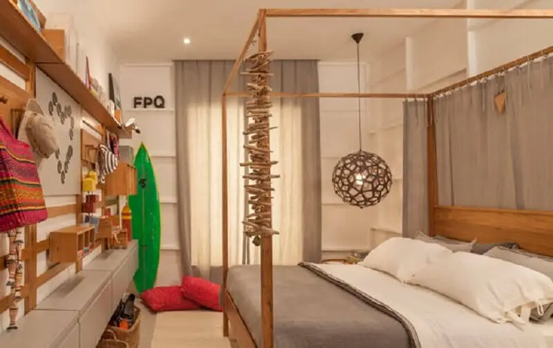 decoração com móveis de madeira para quarto de praia