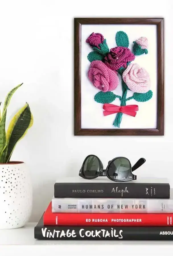 decoração com rosas de crochê em quadro Foto Pinterest