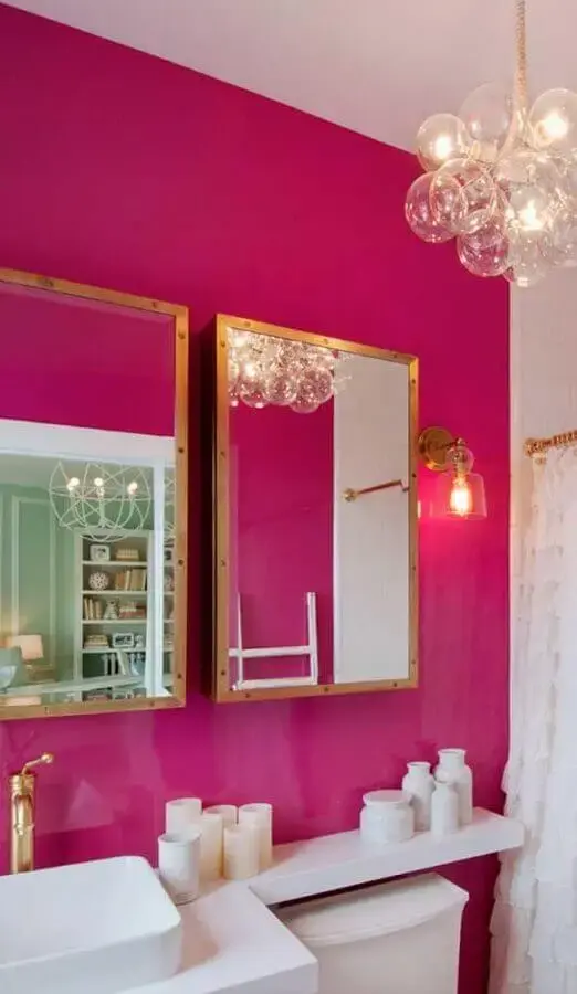 decoração de banheiro branco com revestimento rosa magenta Foto Assetproject