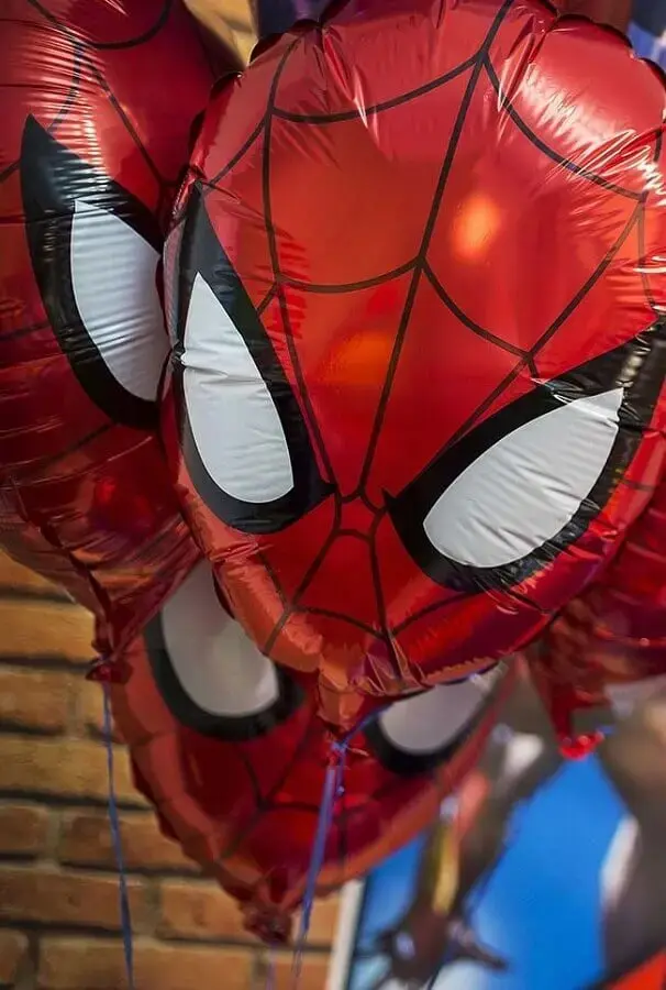 decoração de festa dos vingadores com balão do homem aranha Foto Kara's Party Ideas