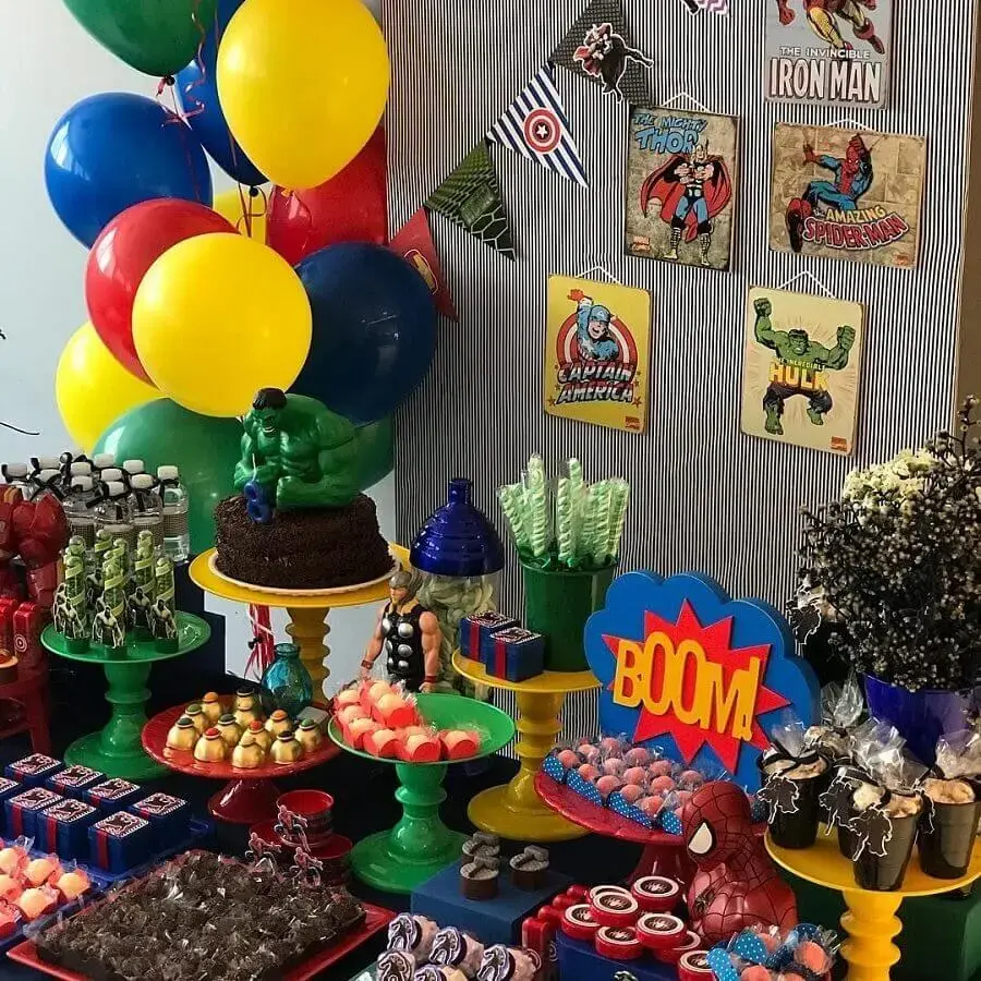 decoração de festa dos vingadores com balões coloridos e bonecos dos personagens Foto Pinterest