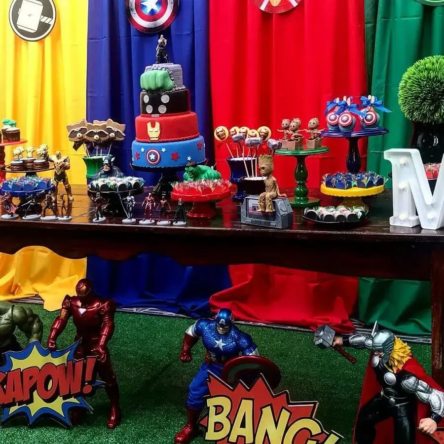 decoração de festa dos vingadores com bonecos de super herois Foto Pea Decor
