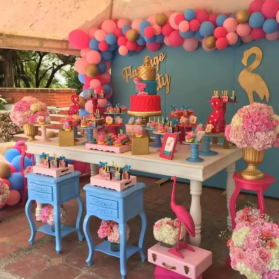 decoração de festa flamingo azul e rosa com arranjo de rosas e balões Foto Vanessa Brisetti