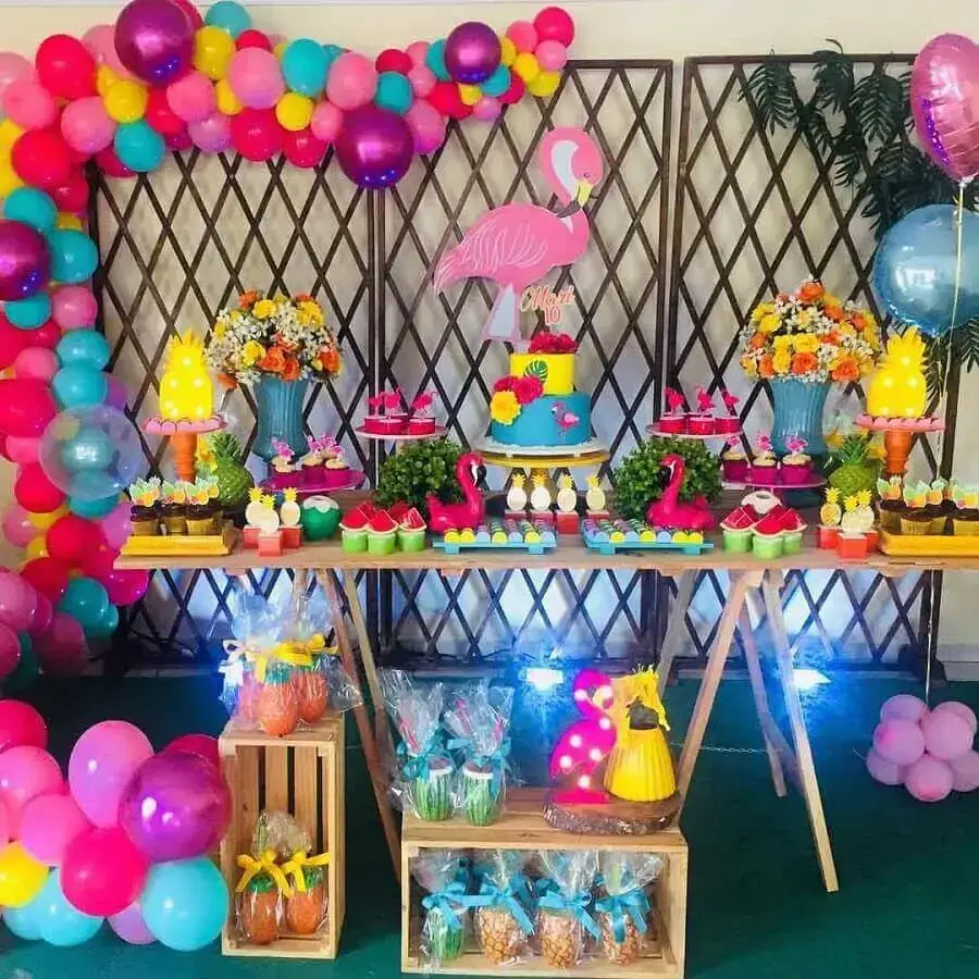 decoração de festa flamingo com arranjo de balões coloridos Foto DYL Festas