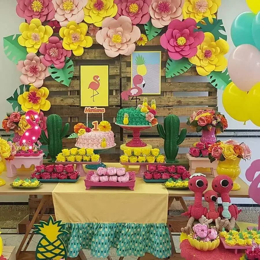 decoração de festa flamingo com painel de flores de papel Foto Little Party