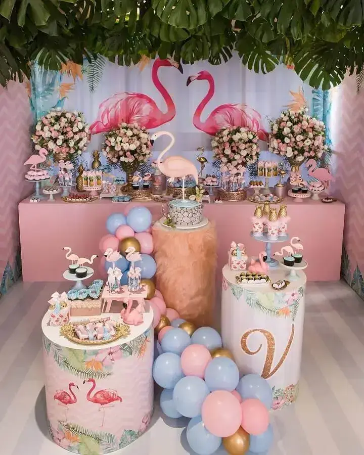 decoração de festa flamingo rosa e azul com arranjo de rosas na mesa Foto Scotti Produções