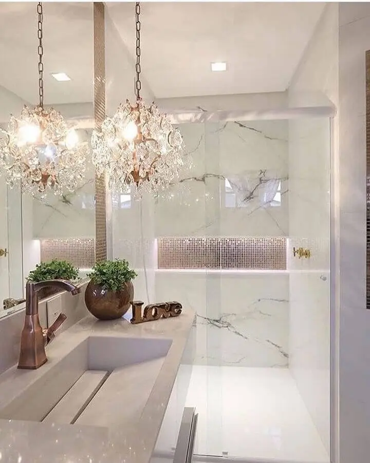 decoração de luxo para banheiro pequeno de apartamento com revestimento de mármore e pendente de cristal Foto Pinterest
