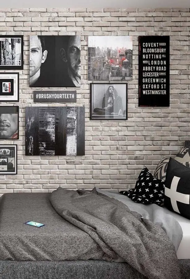 decoração de quarto juvenil com papel de parede de tijolinho e vários quadros preto e branco Foto Renato Leite