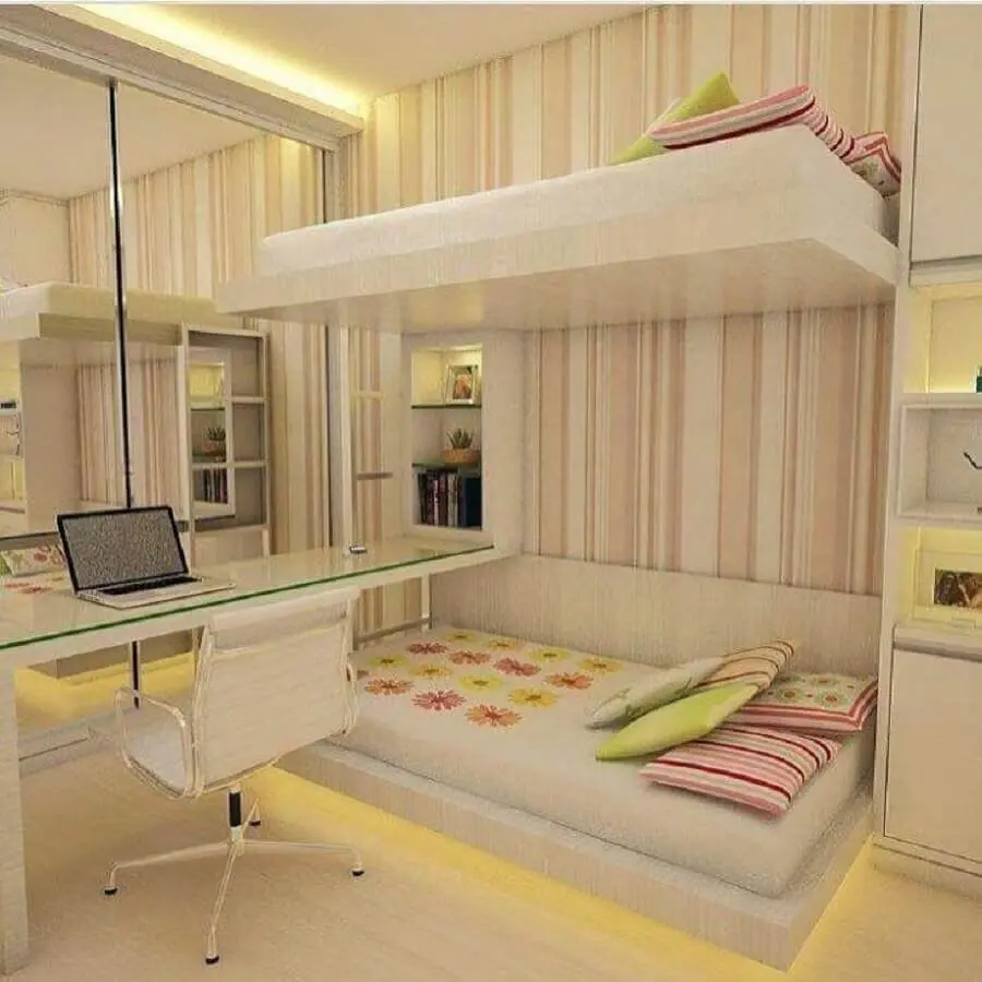 decoração de quarto juvenil feminino planejado com duas camas e papel de parede listrado Foto Eliana Haese Arquiteta e Design de Interiores