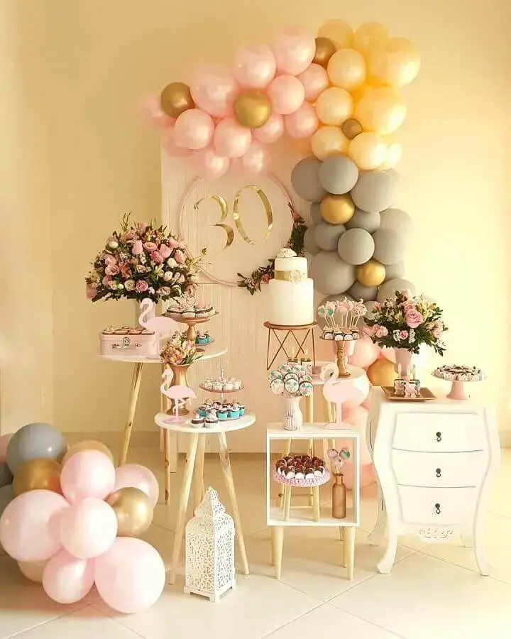 decoration in neutral colors for flamingo party Foto Bliss Parties