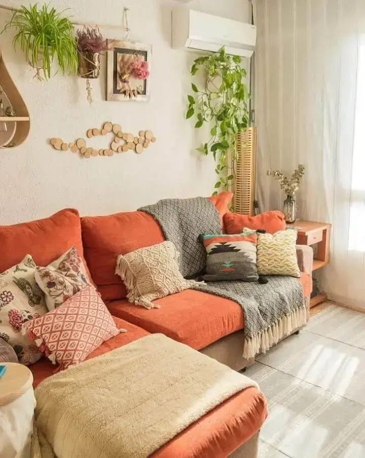 decoração escandinava para sala com sofá na cor terracota Foto Assetproject