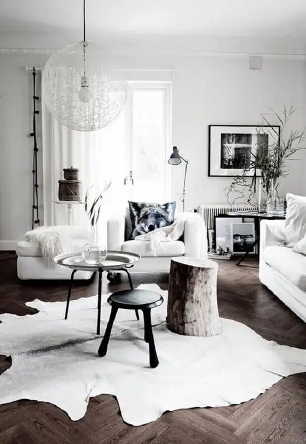 decoração estilo escandinavo para sala com tapete de couro Foto HonestlyWTF