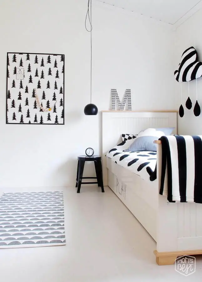 decoração minimalista com quadro preto e branco para quarto de solteiro Foto Just Real Moms