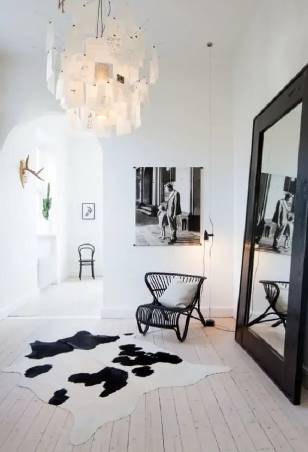 decoração minimalista com tapete de couro preto e branco Foto Planete-Deco