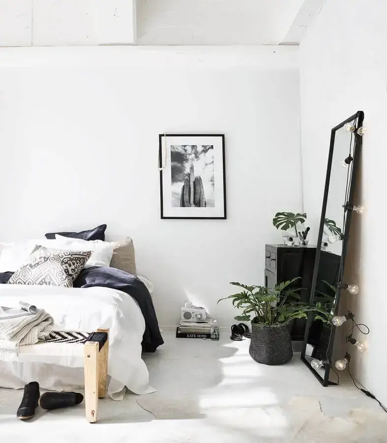 decoração minimalista para quarto com espelho de chão preto Foto We Heart It