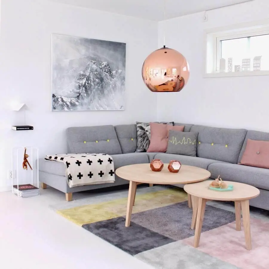 decoração minimalista para sala com sofá cinza de canto e pendente cobre rose redondo Foto We Heart It