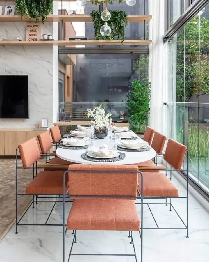 decoração moderna com mesa de vidro e cadeiras na cor terracota Foto Triplex Arquitetura