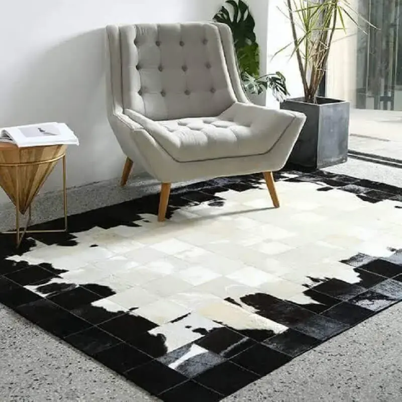 decoração moderna com tapete de couro quadriculado preto e branco Foto WoodsGramado