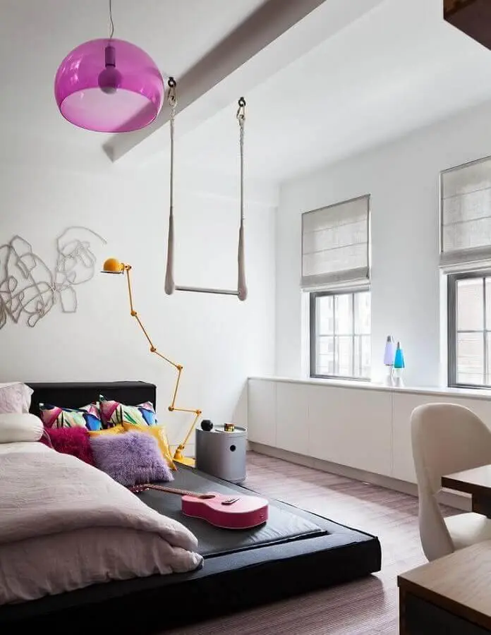 decoração moderna de quarto juvenil com lustre rosa Foto Pinterest