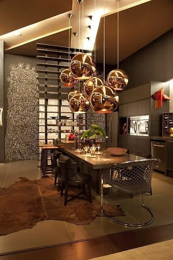 decoração moderna para cozinha planejada cinza com luminária pendente cobre Foto Denise Barreto