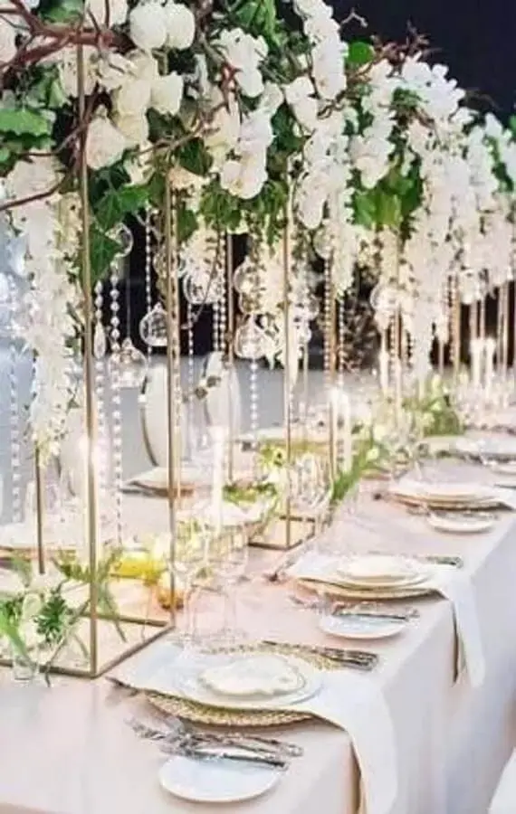 decoração moderna para festa de aniversário de casamento com flores brancas Foto Viva La Rosa