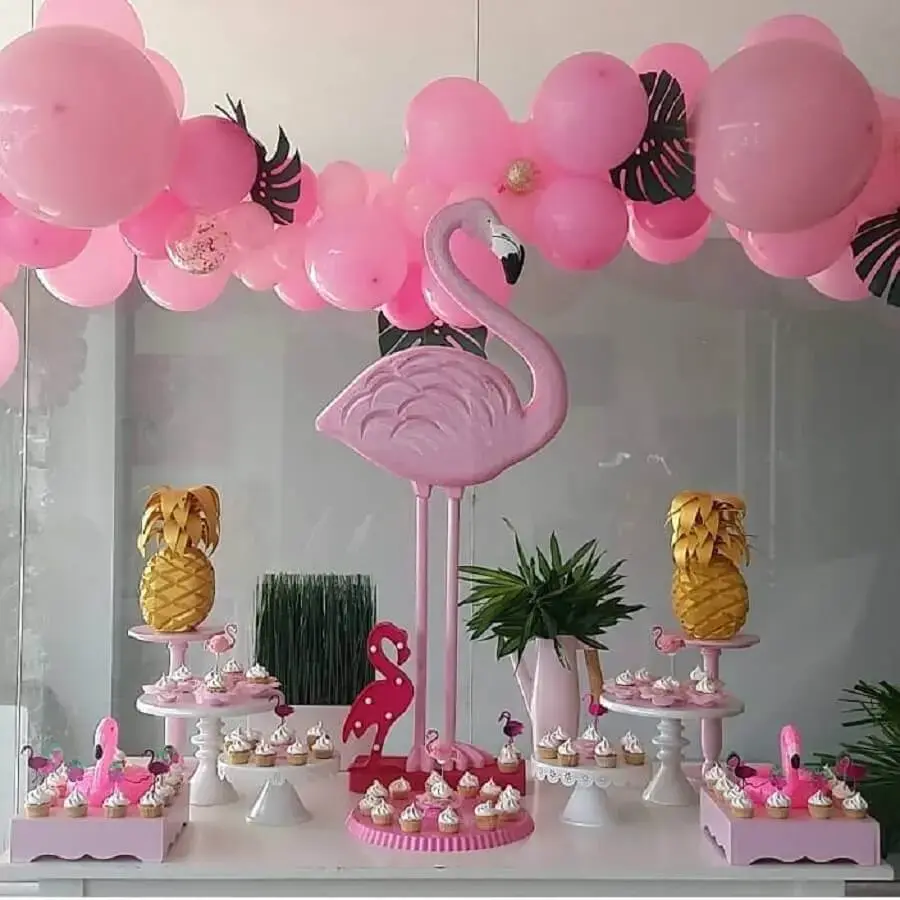 decoração moderna para festa flamingo e abacaxi Foto Cerezas Party