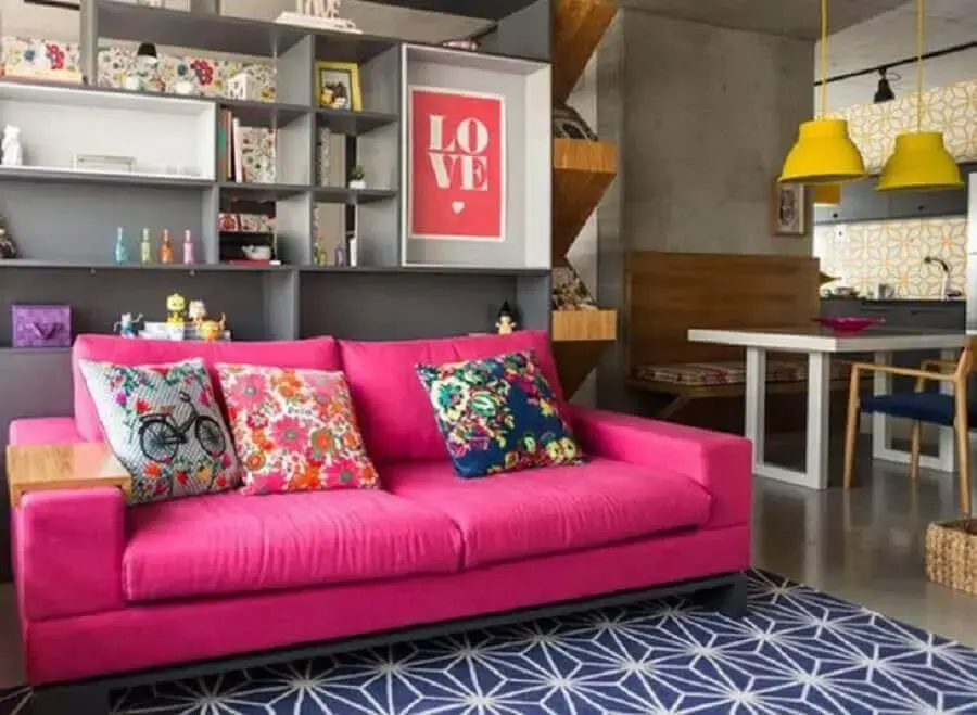 decoração moderna para sala cinza planejada com tapete azul e sofá magenta Foto Andrea Murao