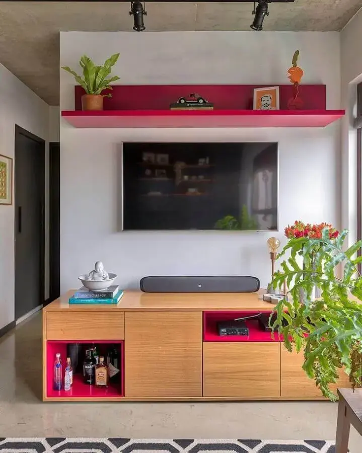 decoração moderna para sala de estar planejada com detalhes em rosa magenta Foto Mandril Arquitetura e Design