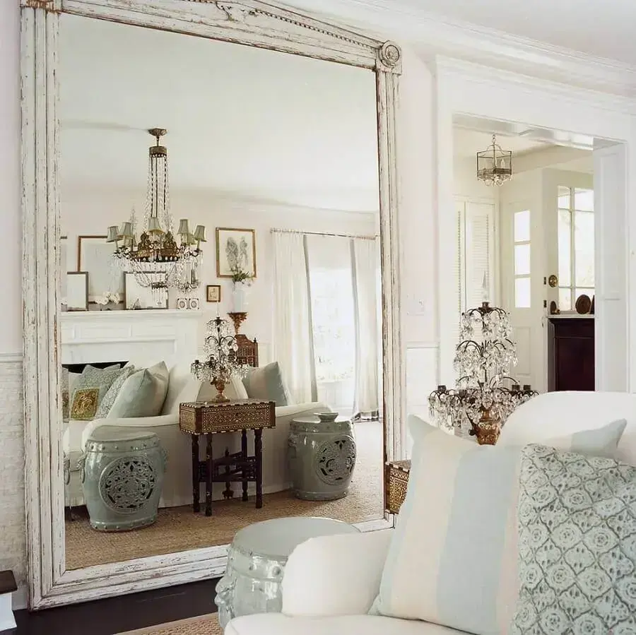 decoração para sala clássica com espelho grande de chão Foto PopSugar