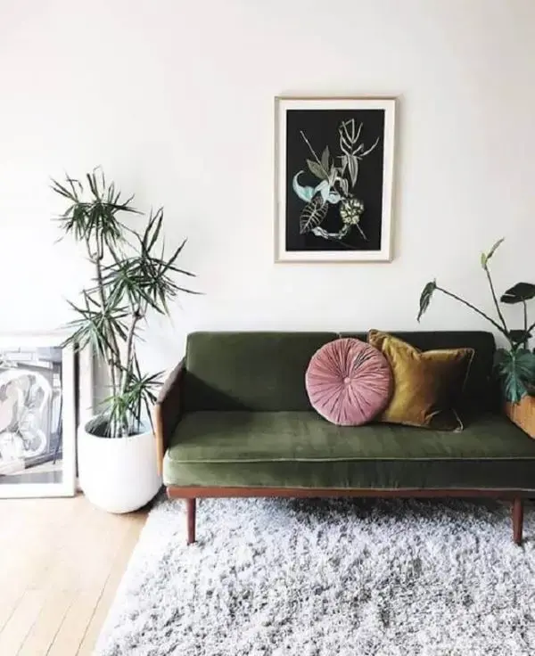 Sala com sofá verde em veludo