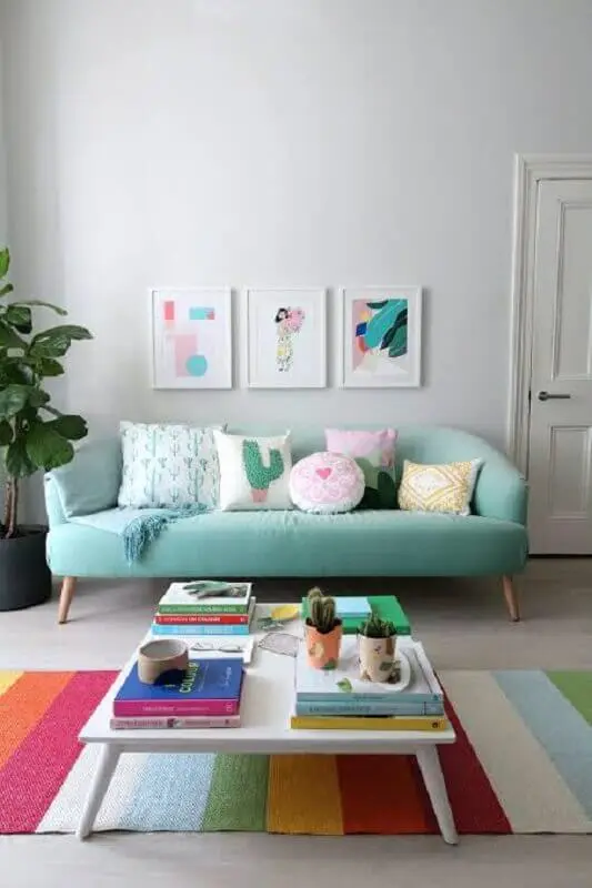 decoração para sala com tapete colorido listrado e sofá verde água retrô Foto Happy Shappy