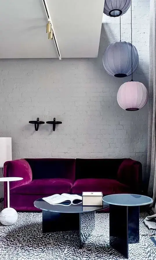 decoração para sala de estar branca e sofá rosa magenta Foto Pinterest