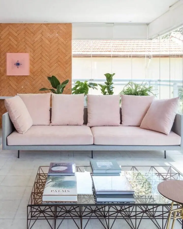 decoração para varanda com sofá rosa claro moderno Foto Viviane Gobbato Arquitetura