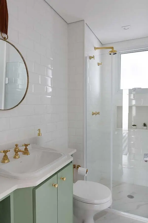 decoração retrô para banheiro de apartamento com gabinete verde e detalhes em dourado Foto Webcomunica
